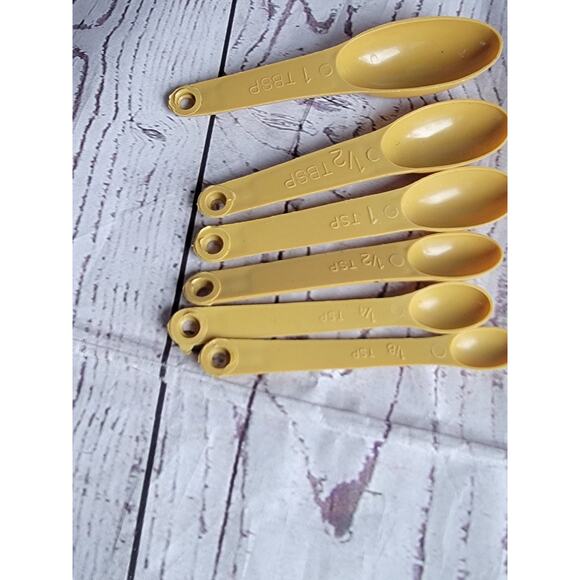 Vintage Set of 6 Plastic Measuring Spoons 4 Cups Yellow Gold Made In Hong Kong - Picture 2 of 4